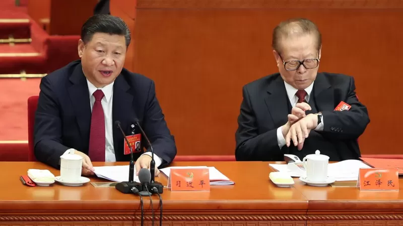 在习近平时代,年迈的江泽民愈加低调。图为2017年在中共“十九大”上,江泽民在习近平发表长篇讲话时看表。